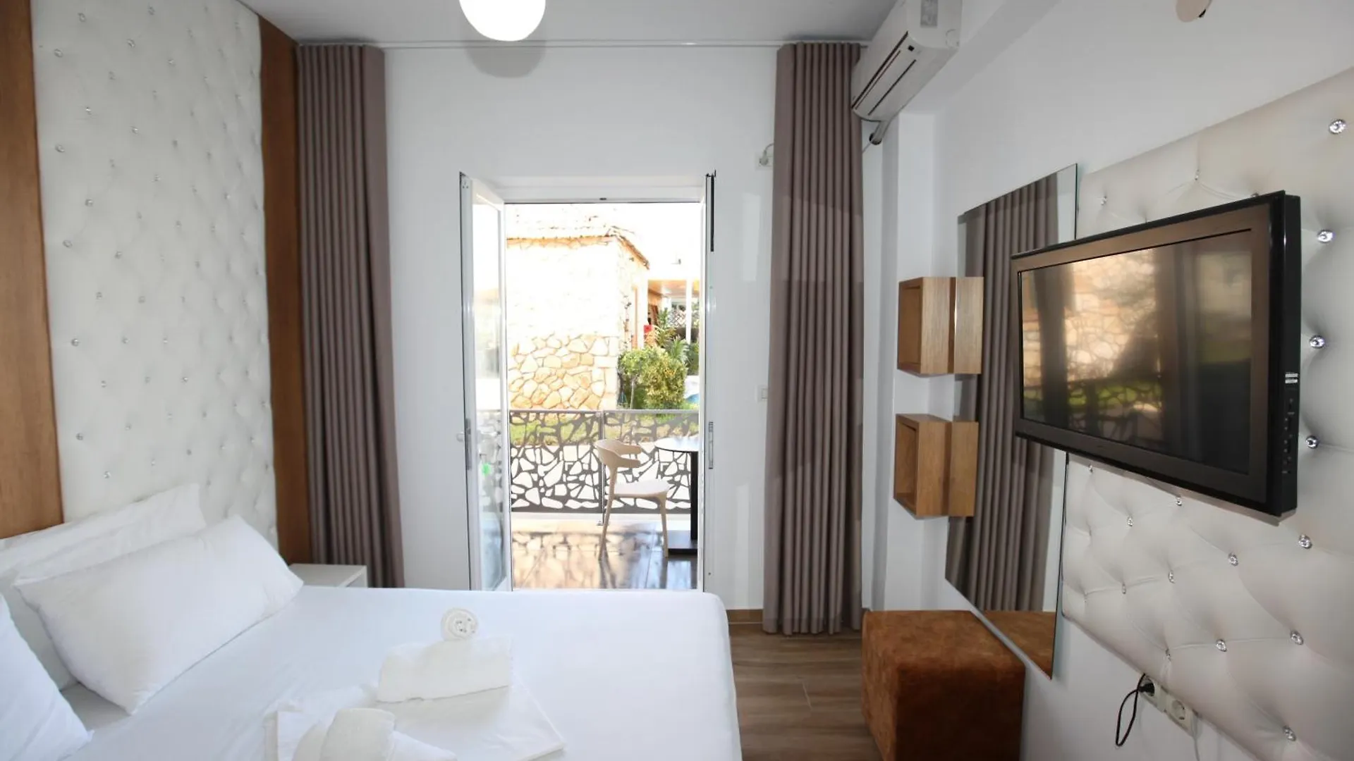 Ksamil Central Park Hotel